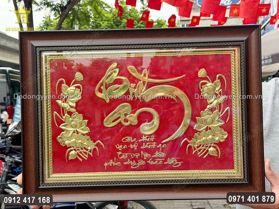 Tranh chữ th&iacute;ch hợp treo tại hướng Đồng v&agrave; Đ&ocirc;ng Nam